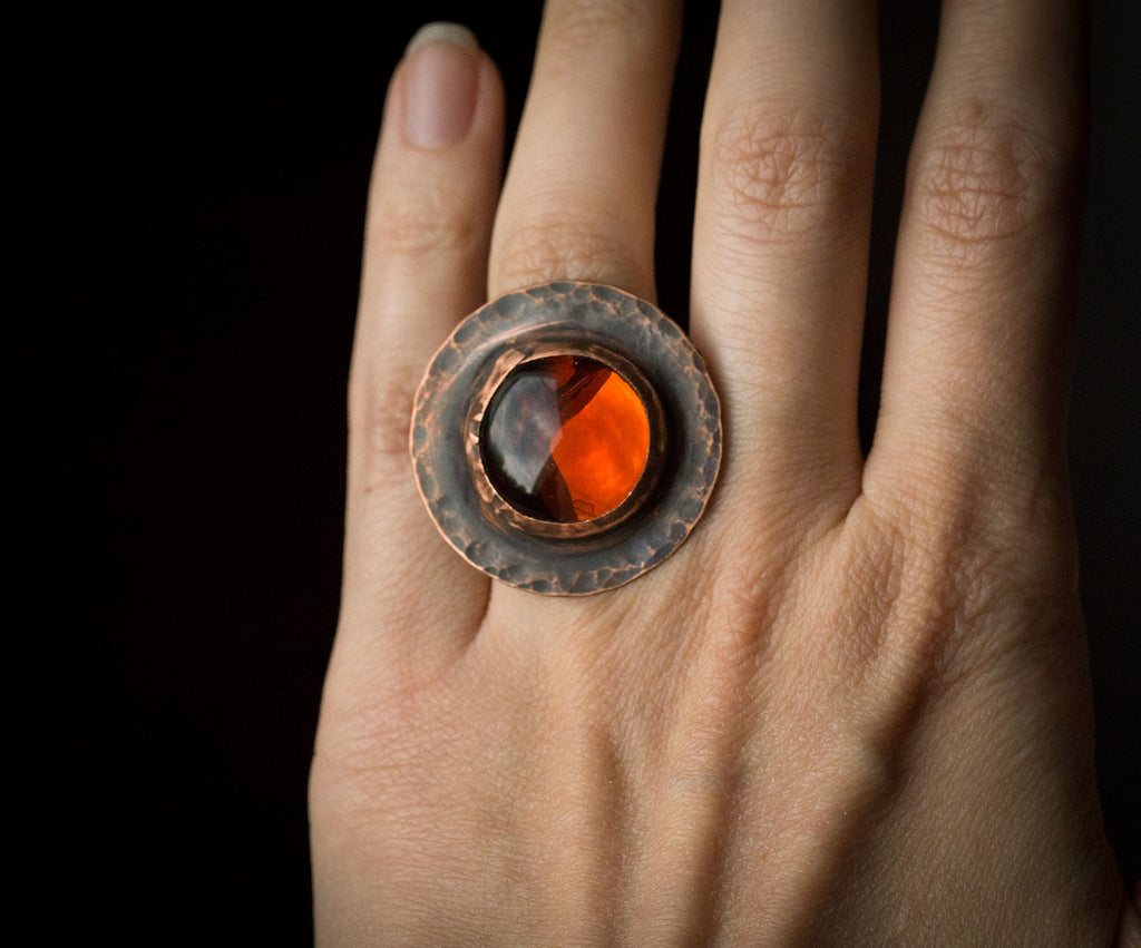 Pierścionek z koniakowym szkłem