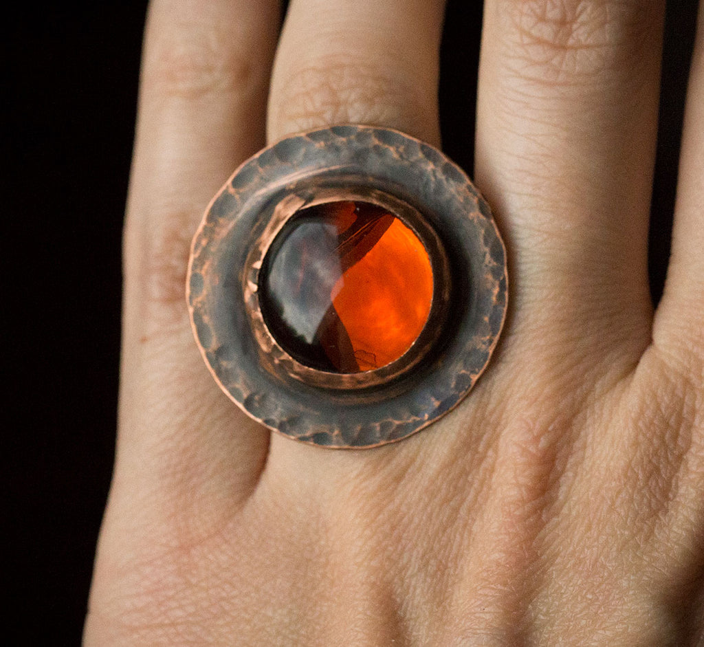 Pierścionek z koniakowym szkłem