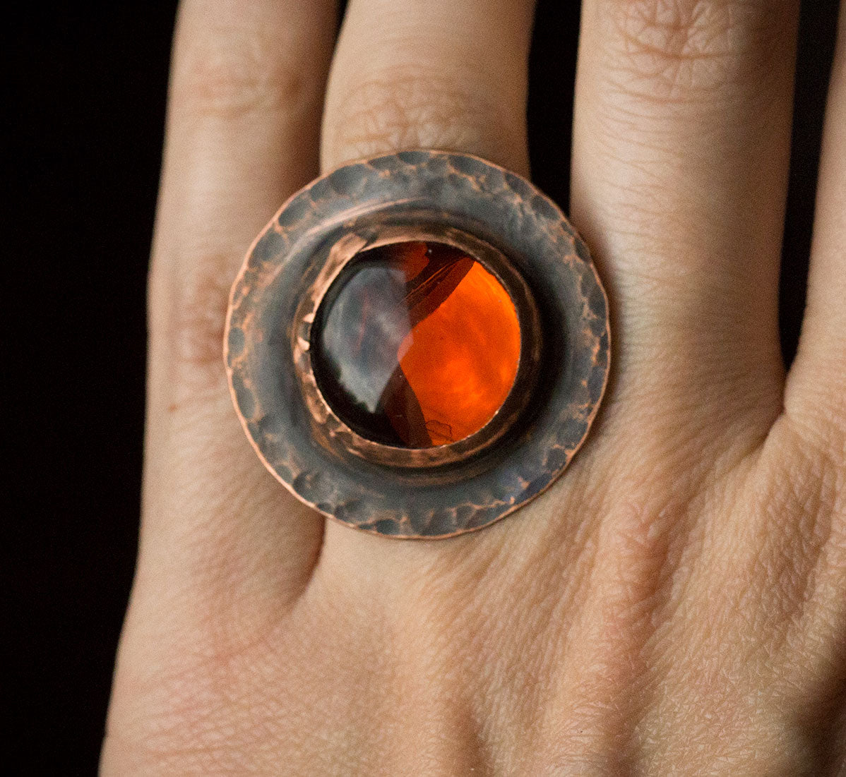 Pierścionek z koniakowym szkłem