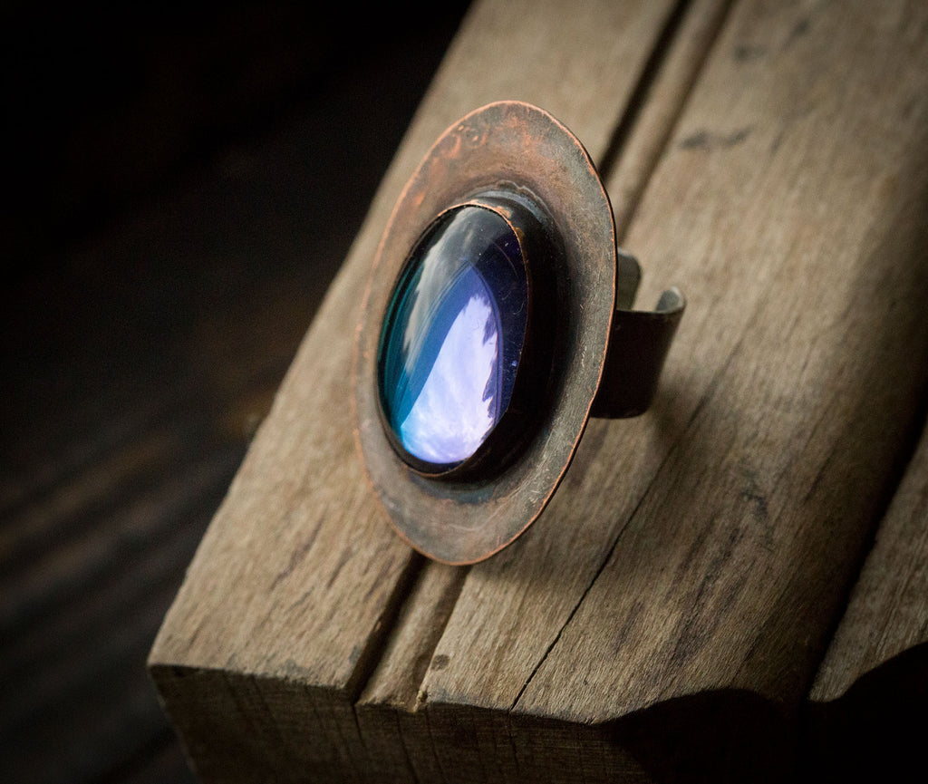 Pierścionek z niebieskim szkłem