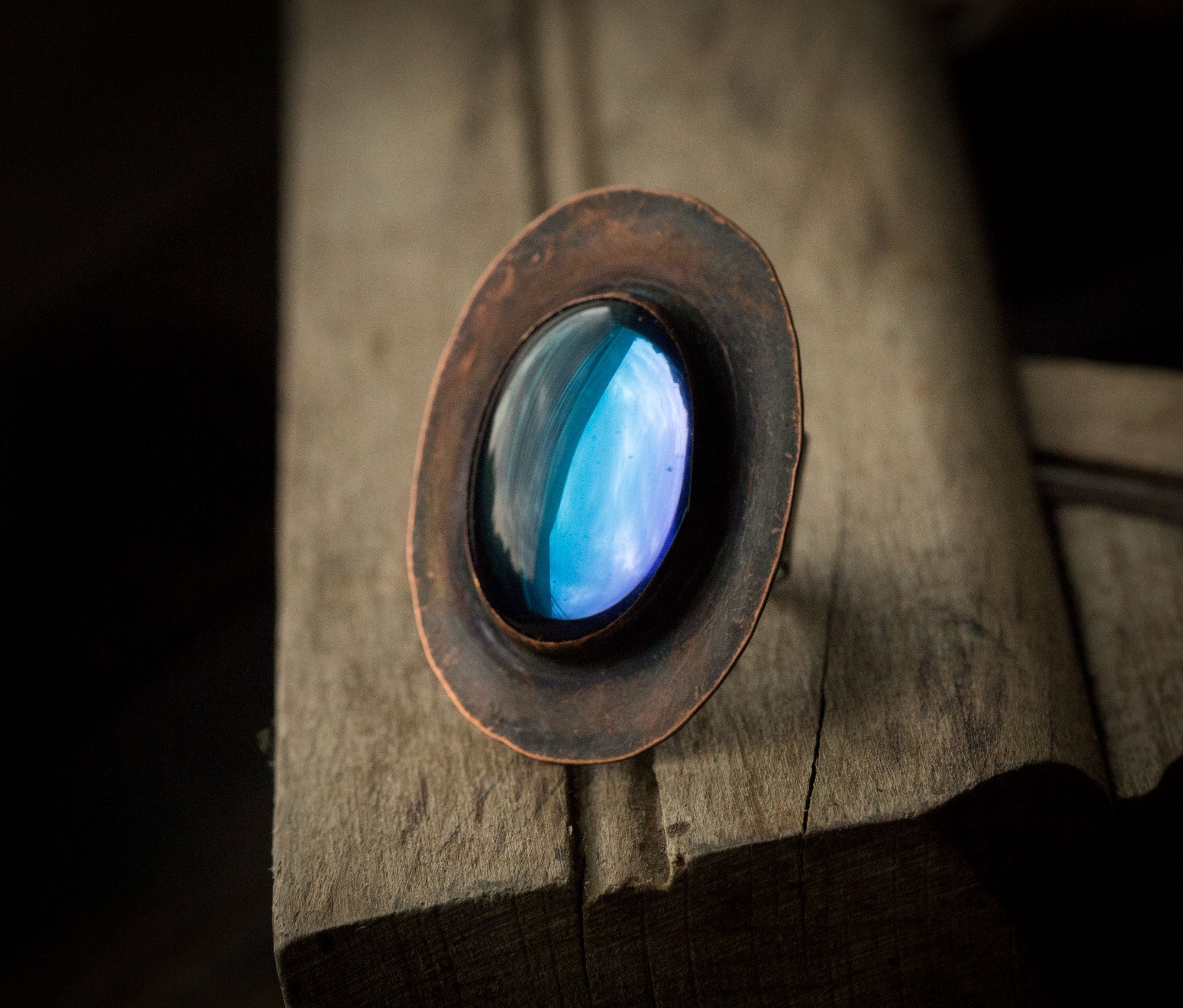 Pierścionek z niebieskim szkłem