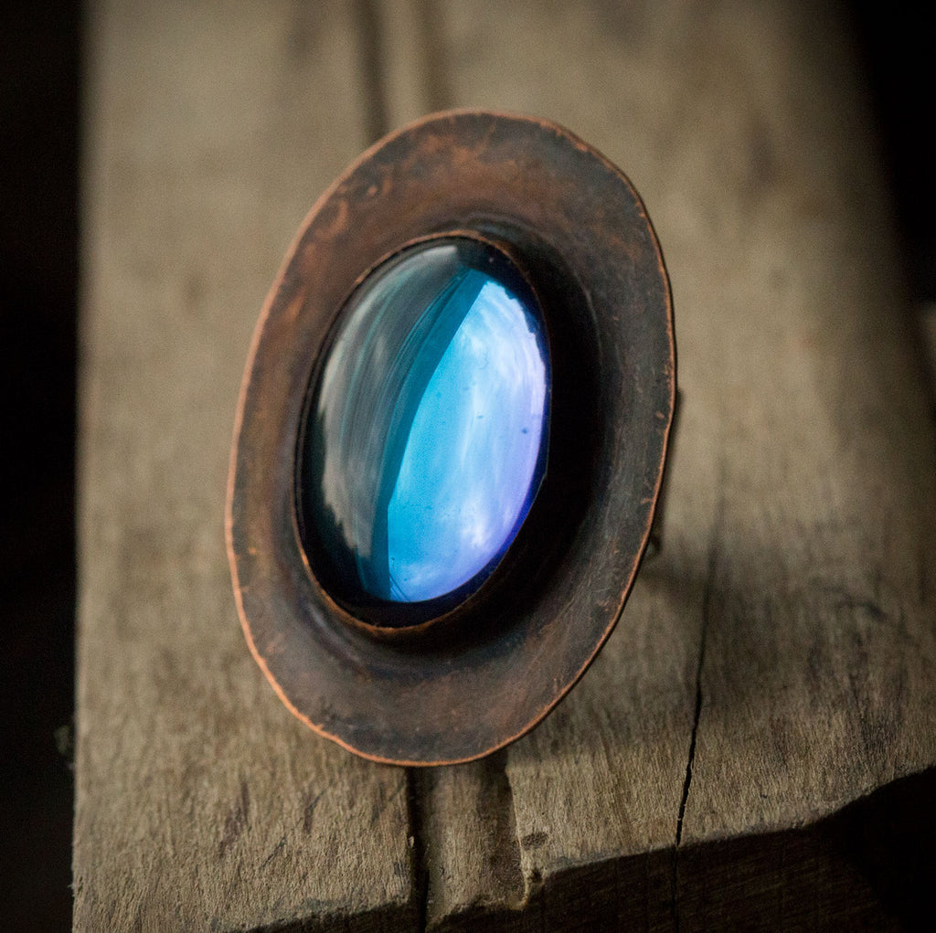 Pierścionek z niebieskim szkłem