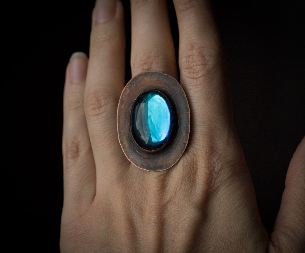 Pierścionek z niebieskim szkłem