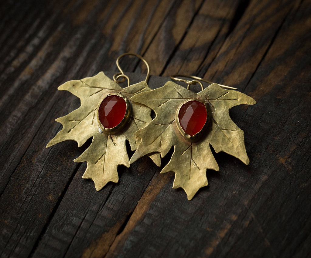 Kolczyki złote liście klonu z soczyście pomarańczowym karneolem