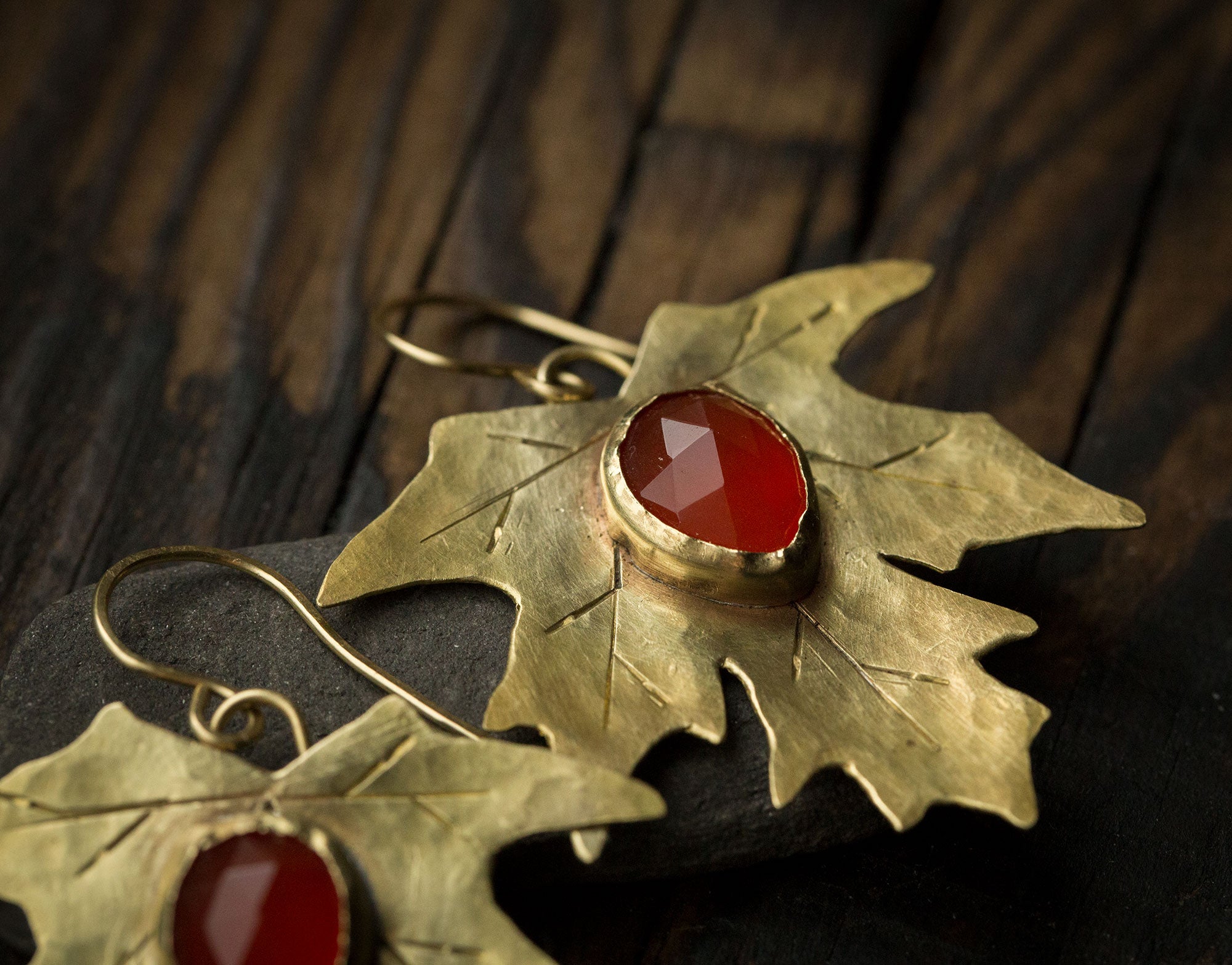 Kolczyki złote liście klonu z soczyście pomarańczowym karneolem