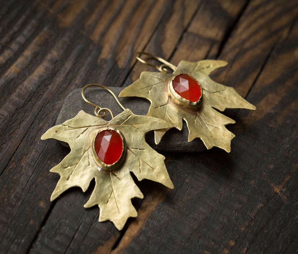 Kolczyki złote liście klonu z soczyście pomarańczowym karneolem