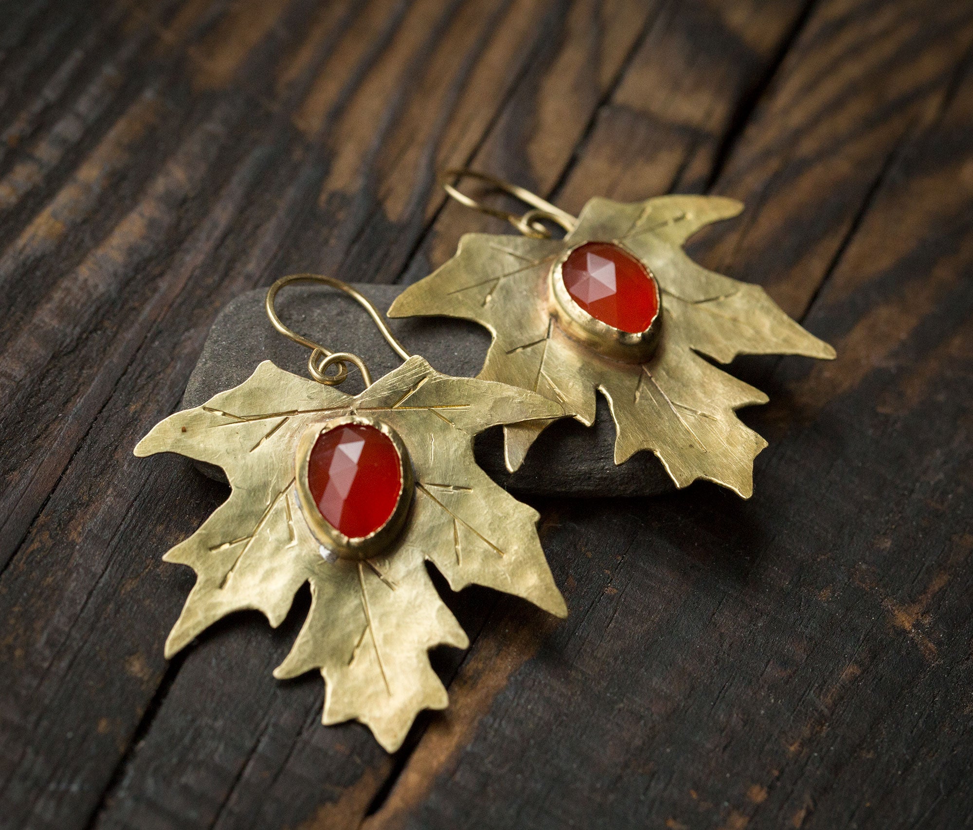 Kolczyki złote liście klonu z soczyście pomarańczowym karneolem