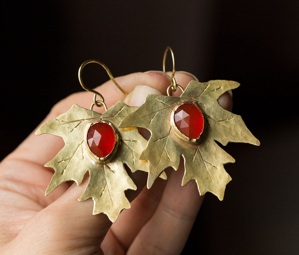 Kolczyki złote liście klonu z soczyście pomarańczowym karneolem