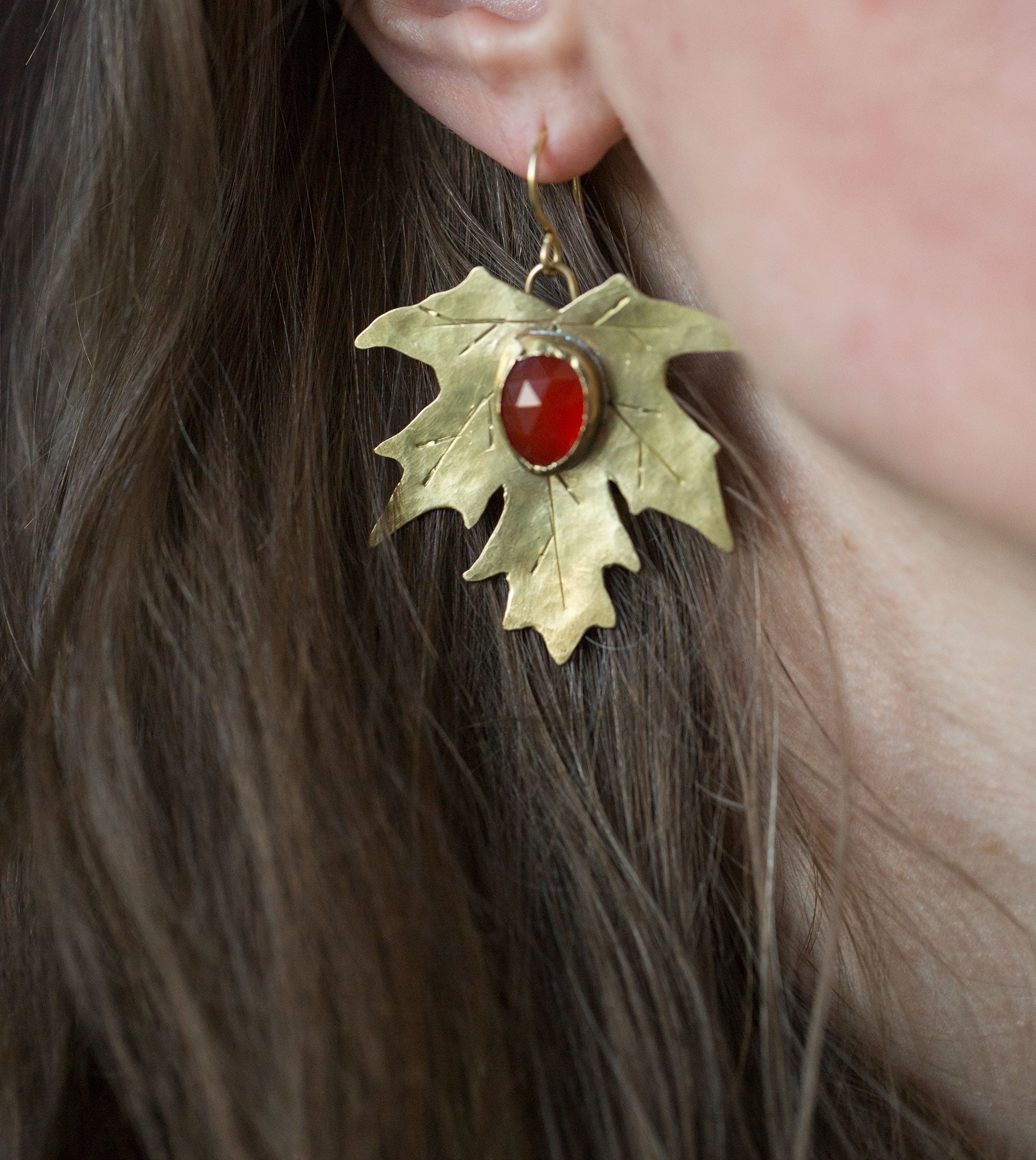 Kolczyki złote liście klonu z soczyście pomarańczowym karneolem