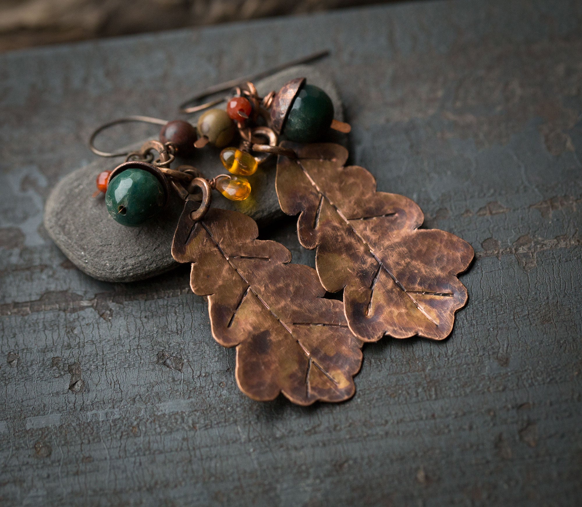 Kolczyki liście dębu, miedziane kolczyki z agatem mszystym, bursztynem, jaspisem, karneolem