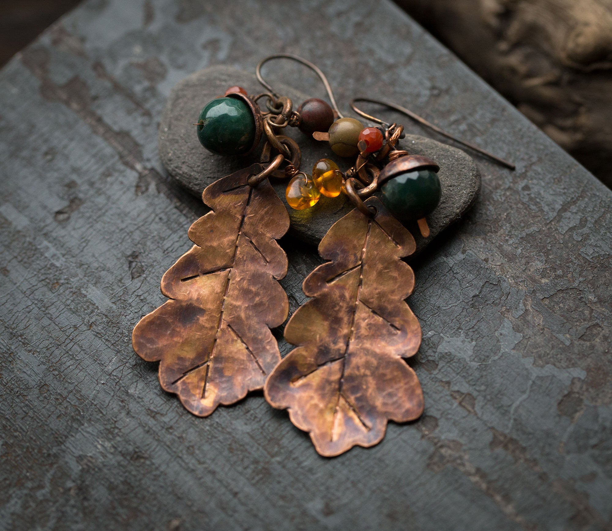 Kolczyki liście dębu, miedziane kolczyki z agatem mszystym, bursztynem, jaspisem, karneolem