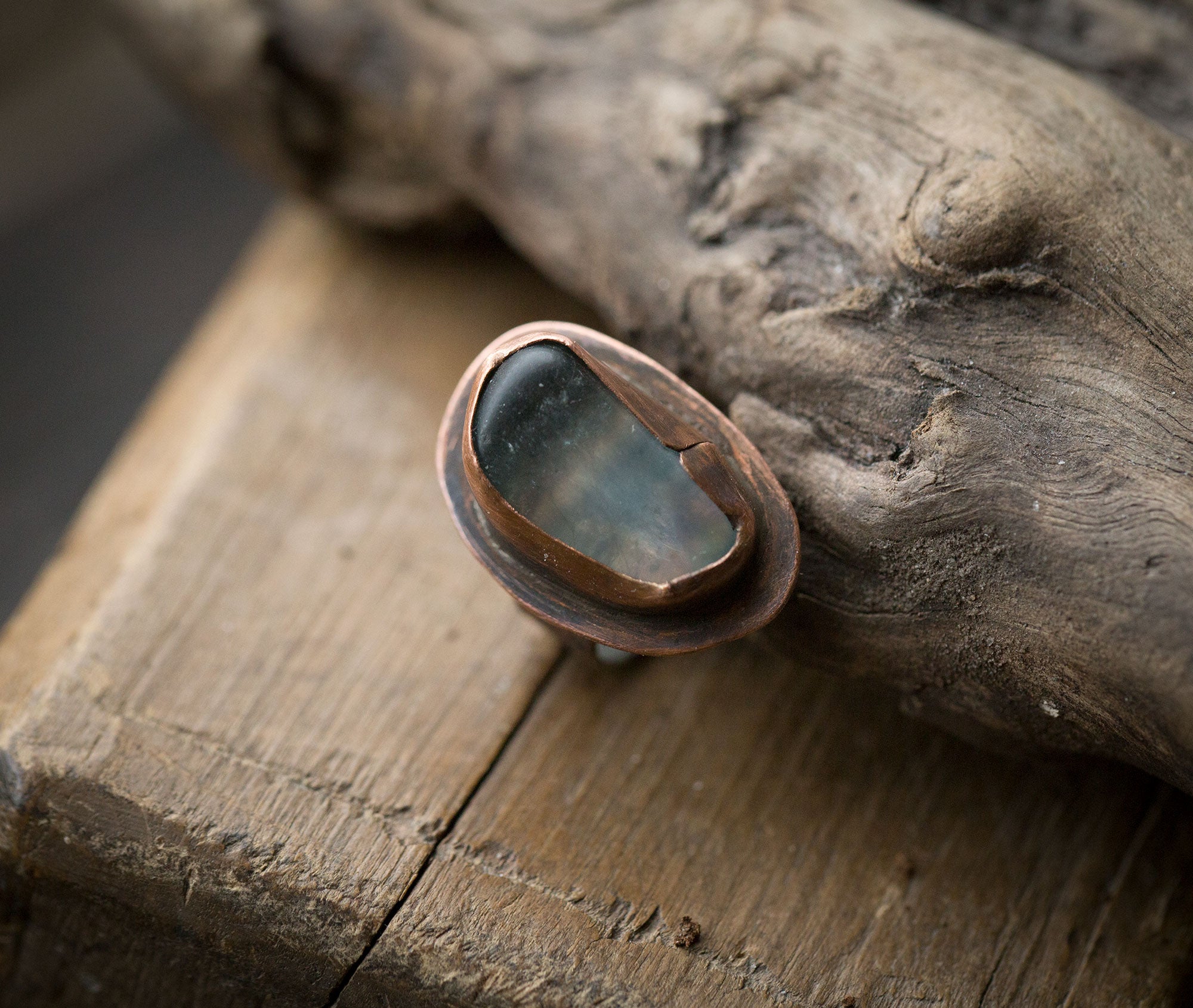 Pierścionek z błękitnym fluorytem