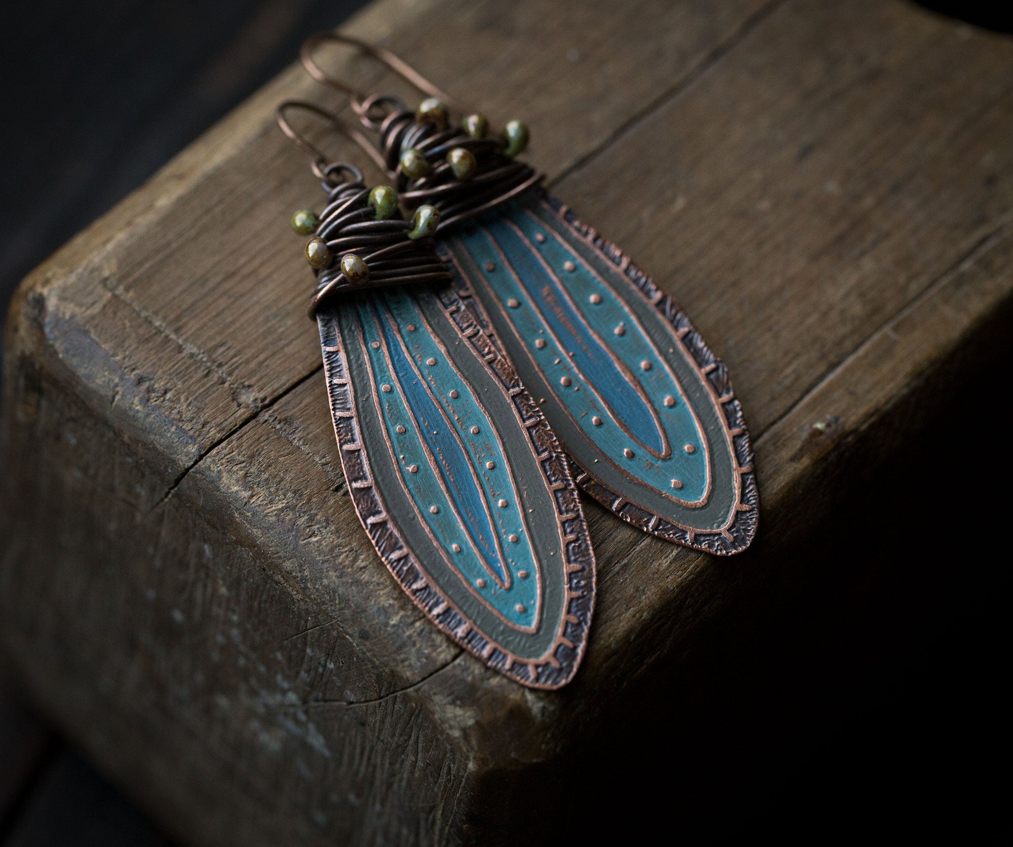 Niebieskie malowane kolczyki z organicznym wzorem