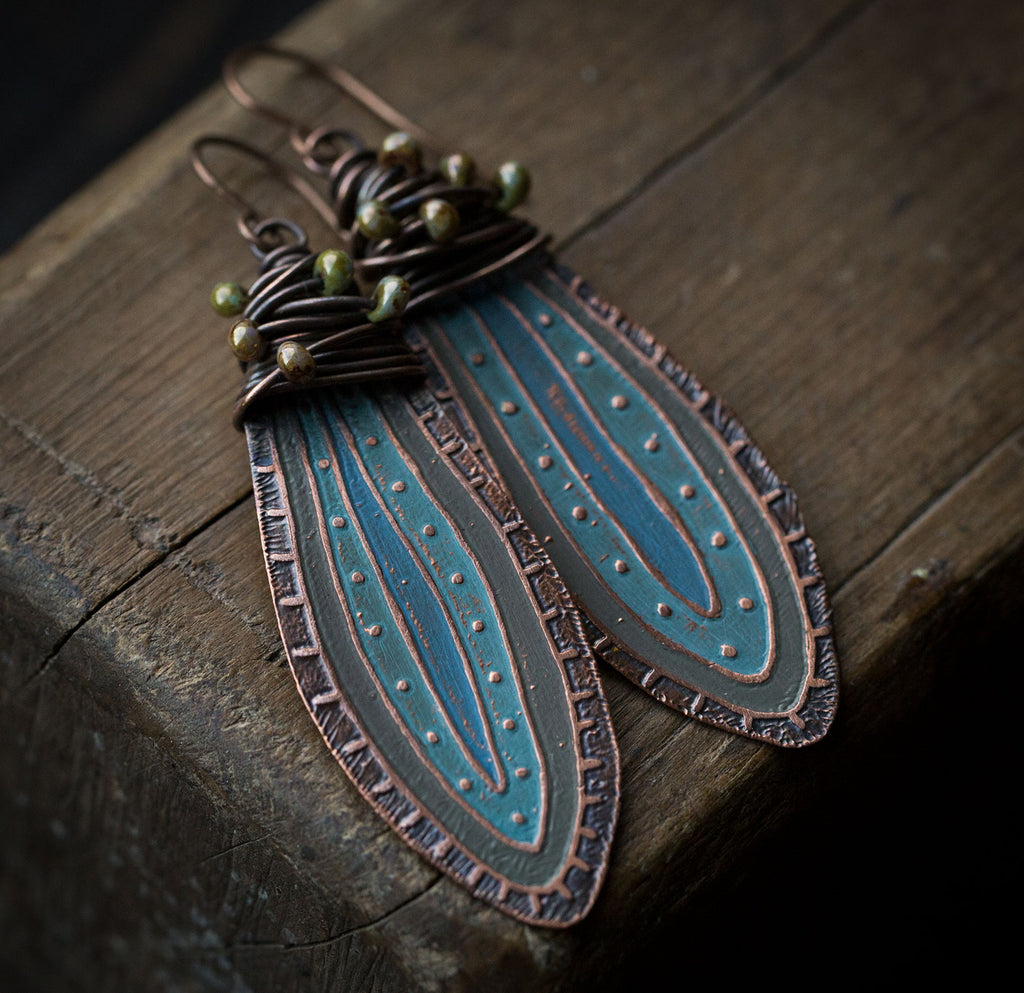 Niebieskie malowane kolczyki z organicznym wzorem