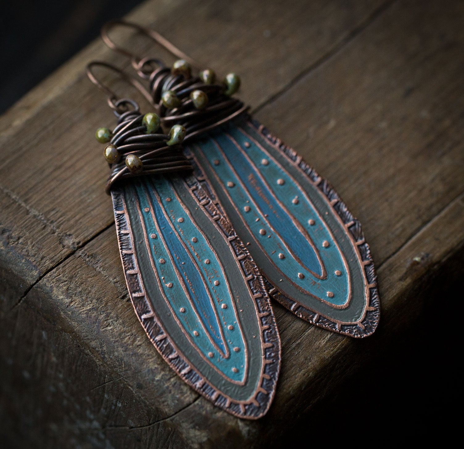 Niebieskie malowane kolczyki z organicznym wzorem