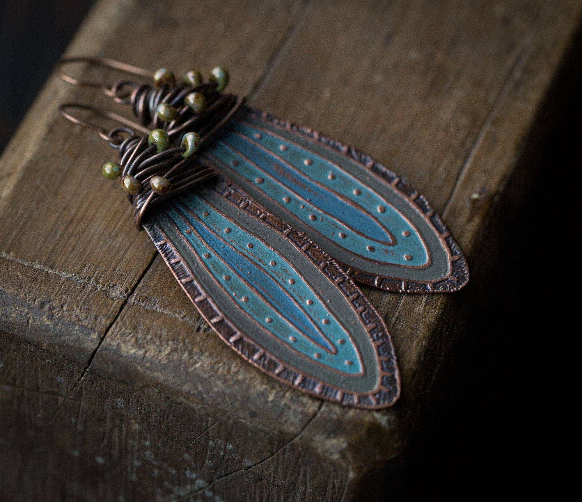 Niebieskie malowane kolczyki z organicznym wzorem