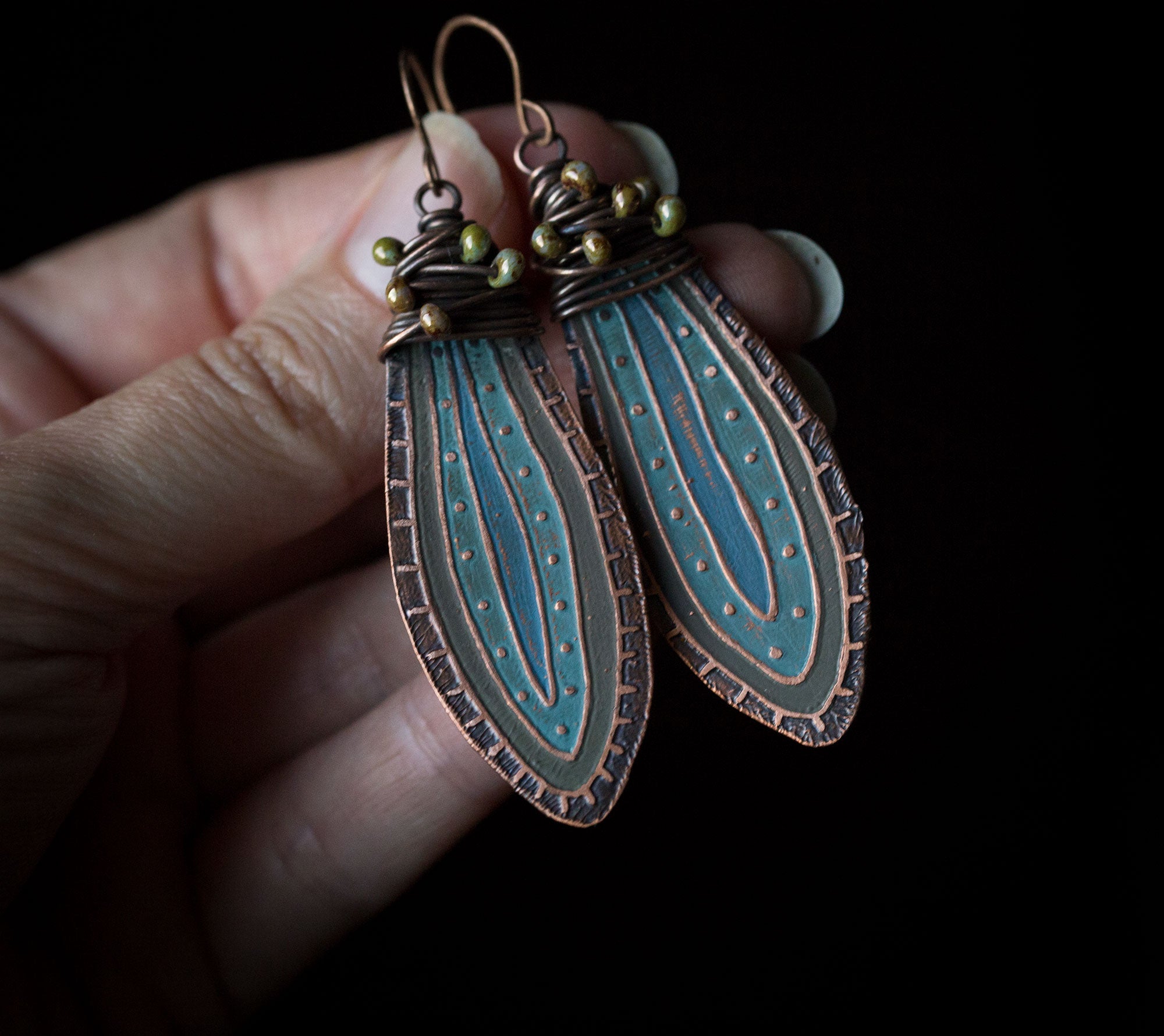 Niebieskie malowane kolczyki z organicznym wzorem