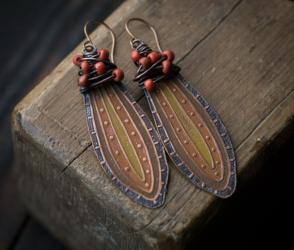 Pomarańczowe malowane kolczyki z organicznym wzorem