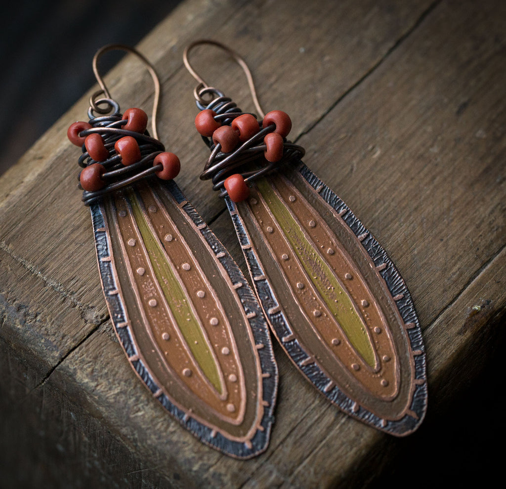 Pomarańczowe malowane kolczyki z organicznym wzorem