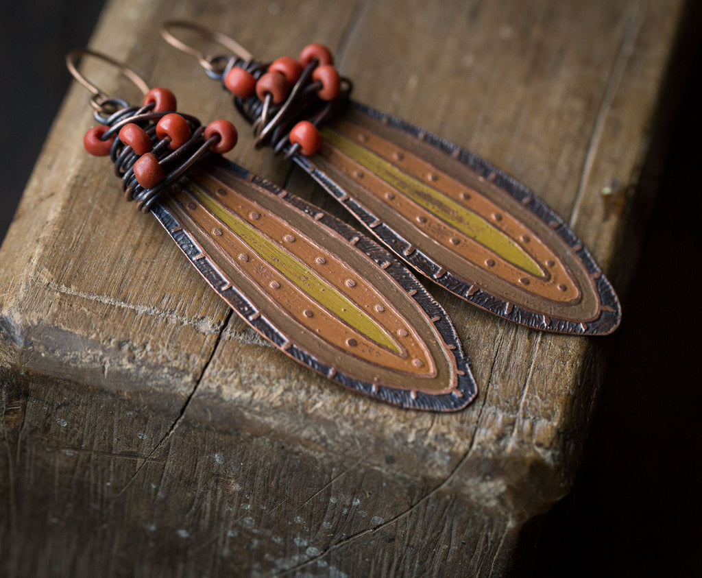 Pomarańczowe malowane kolczyki z organicznym wzorem