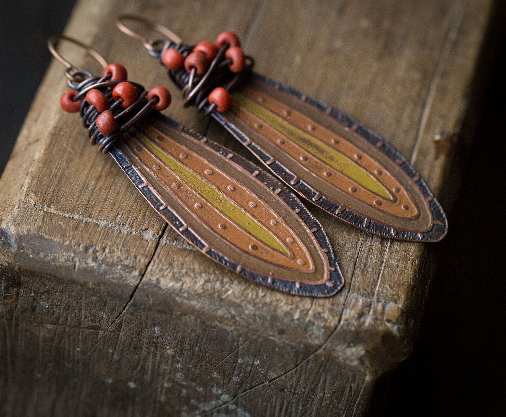 Pomarańczowe malowane kolczyki z organicznym wzorem