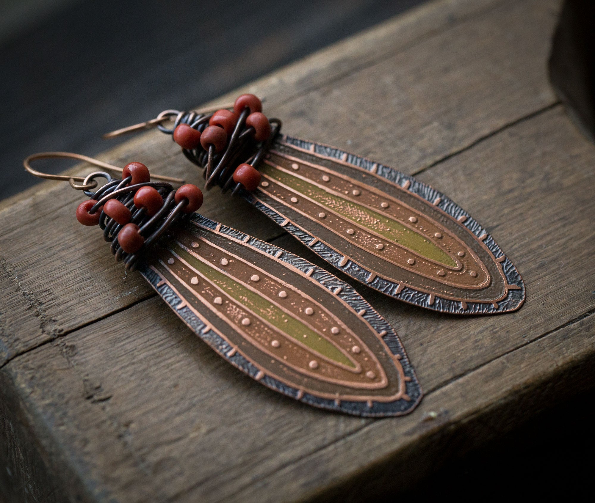 Pomarańczowe malowane kolczyki z organicznym wzorem