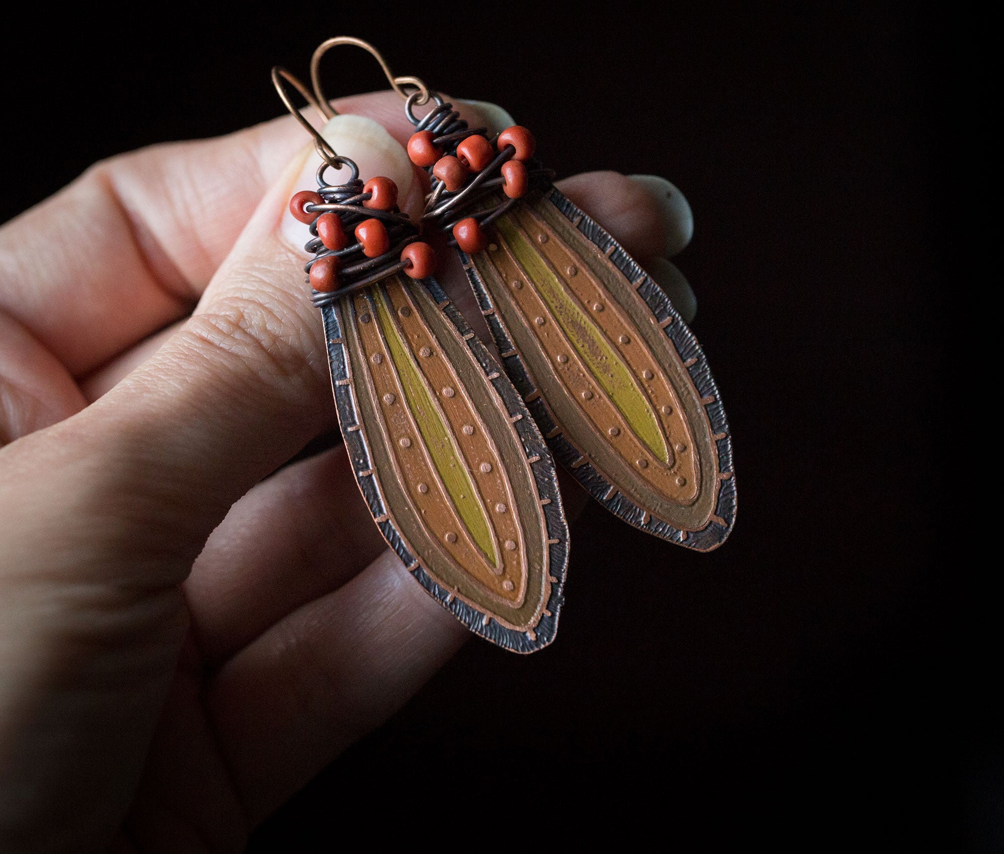 Pomarańczowe malowane kolczyki z organicznym wzorem