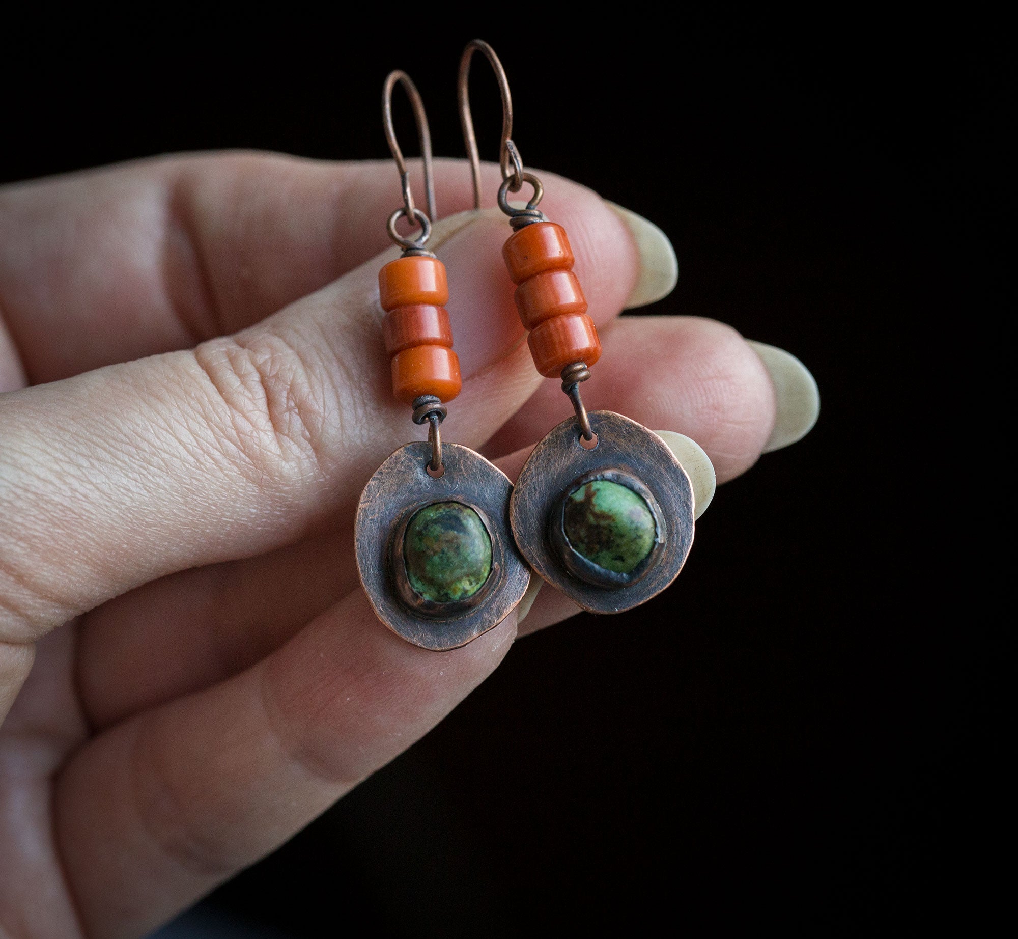 Kolczyki w surowym stylu z zielonym turkusem i pomarańczowym koralem
