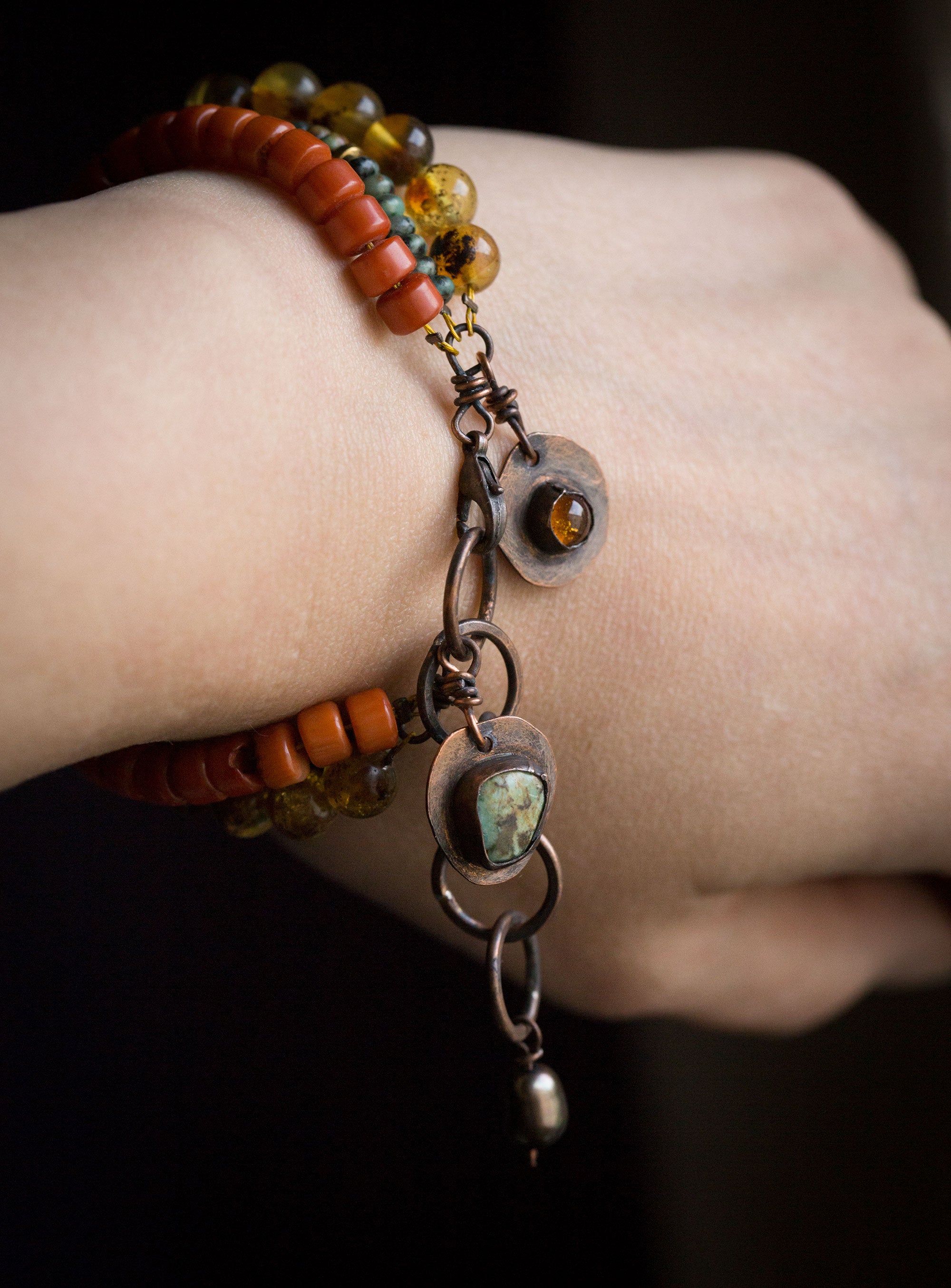 Bransoletka z turkusem, koralem, bursztynem i czarną perłą