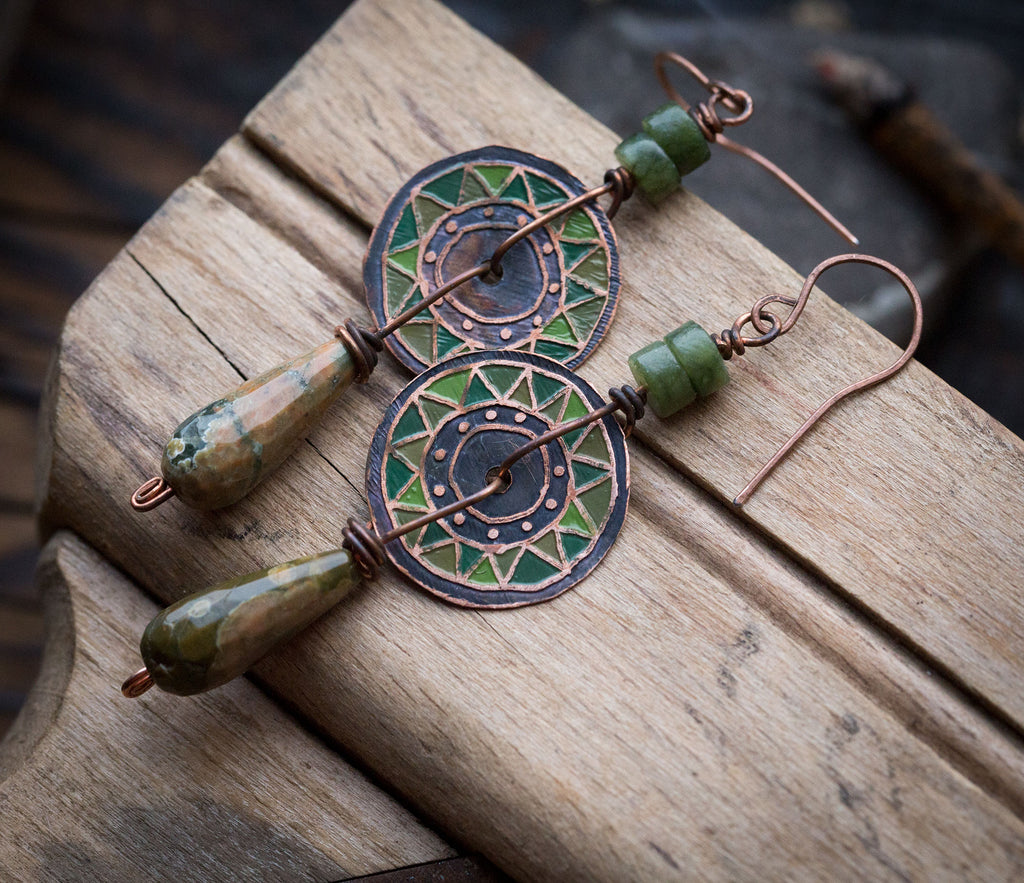 Zielone kolczyki z etnicznym wzorem, jadeitem i riolitem