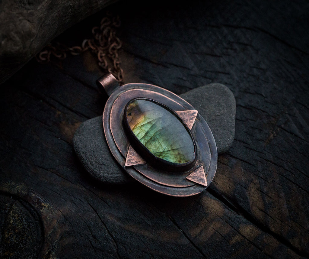 Miedziany wisior z zielonym labradorytem i trójkątami