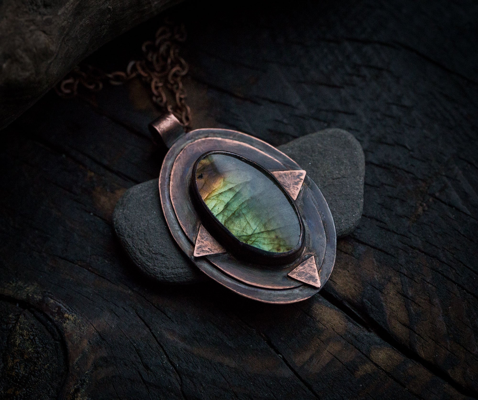 Miedziany wisior z zielonym labradorytem i trójkątami