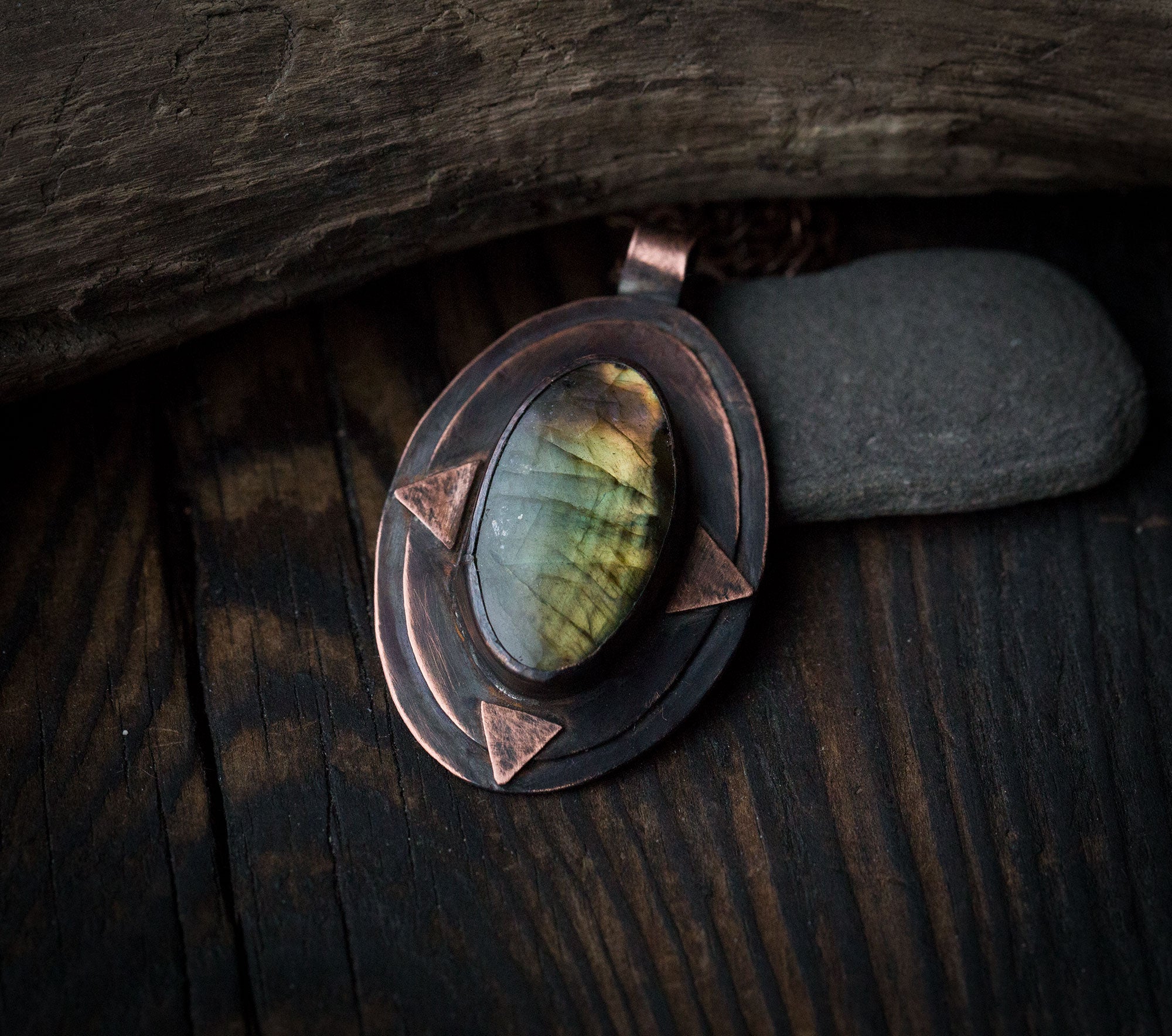 Miedziany wisior z zielonym labradorytem i trójkątami