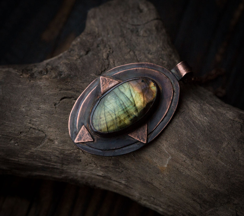 Miedziany wisior z zielonym labradorytem i trójkątami