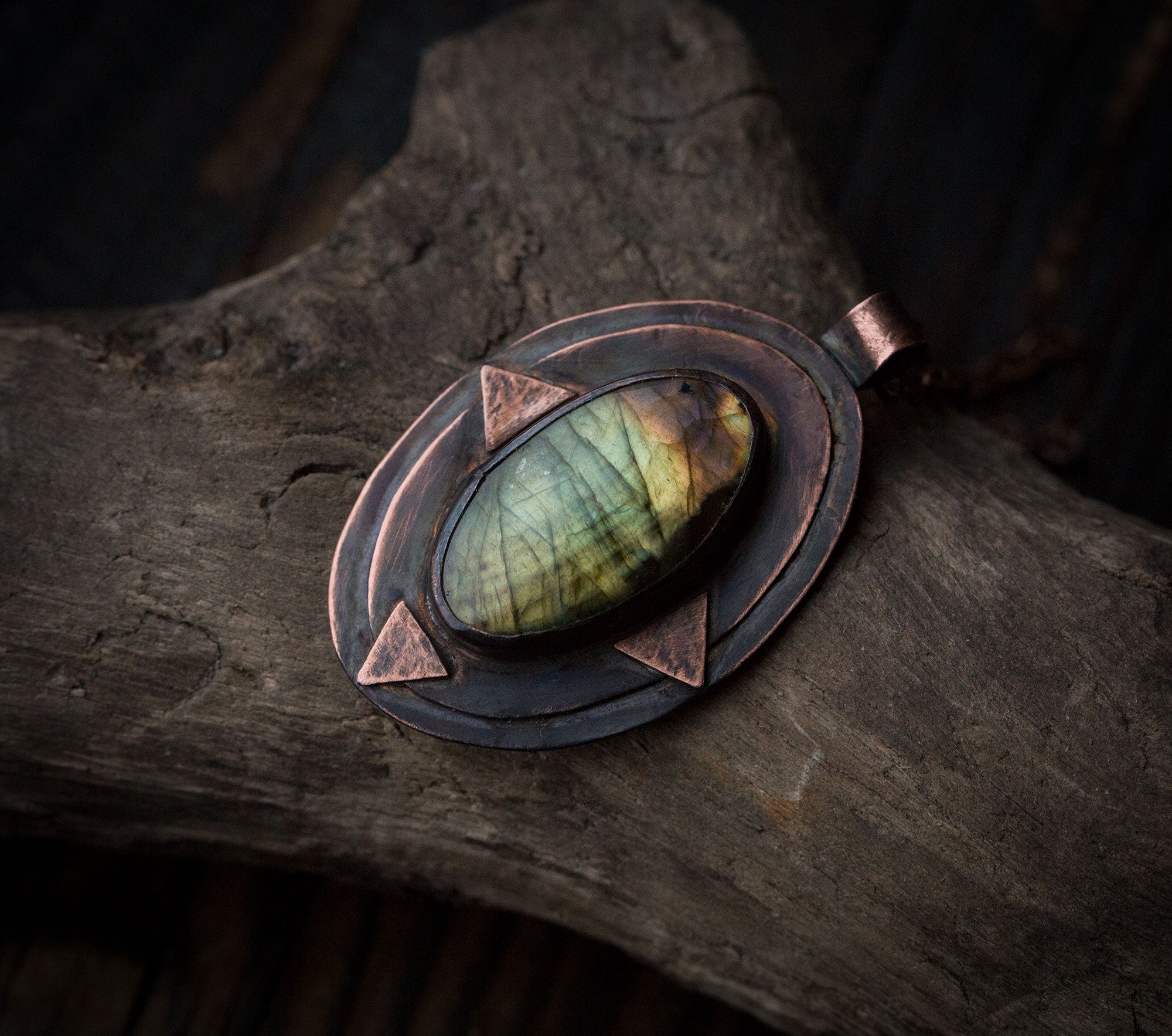 Miedziany wisior z zielonym labradorytem i trójkątami