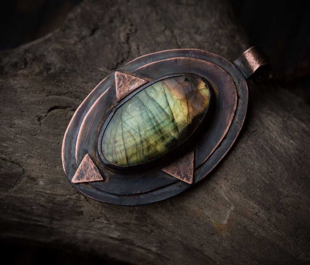 Miedziany wisior z zielonym labradorytem i trójkątami