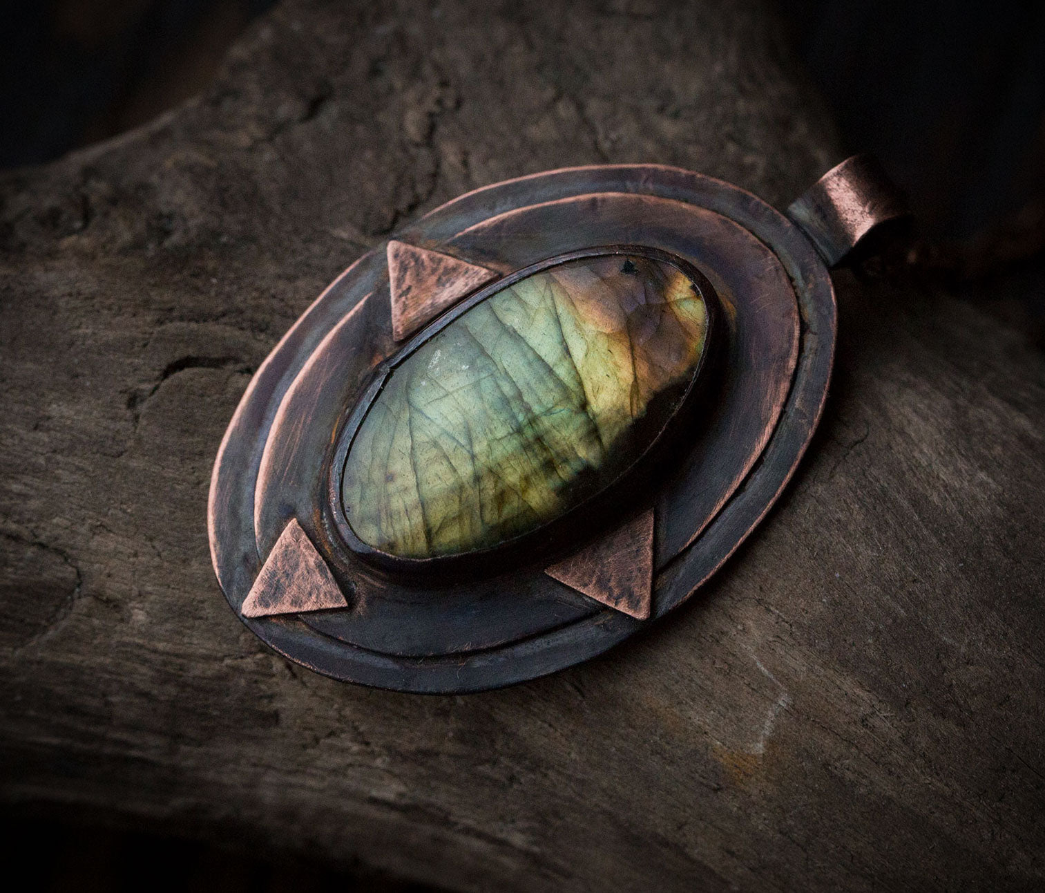 Miedziany wisior z zielonym labradorytem i trójkątami