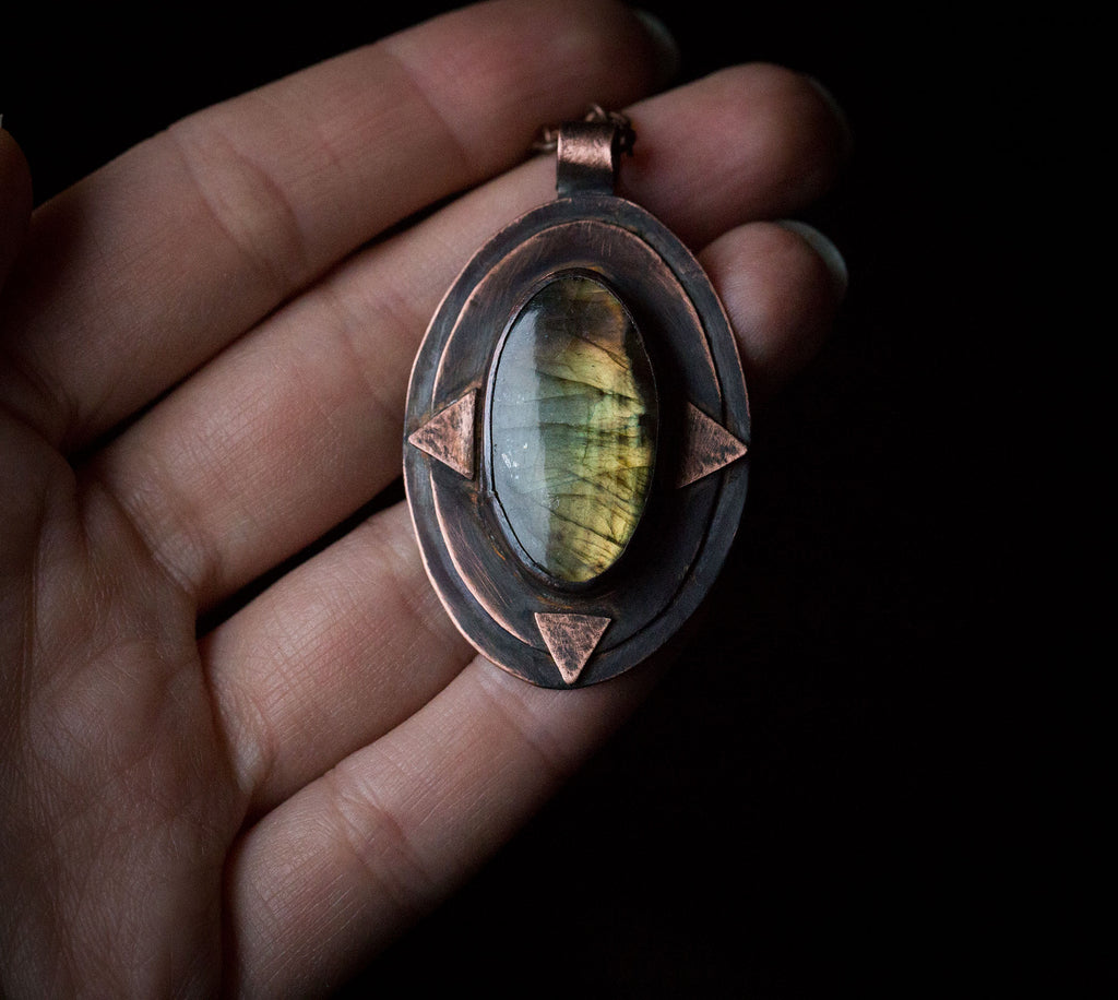 Miedziany wisior z zielonym labradorytem i trójkątami