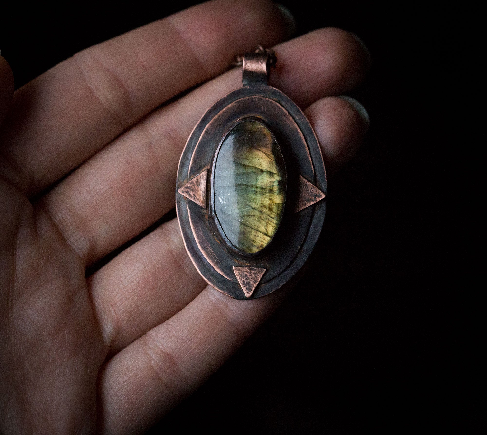 Miedziany wisior z zielonym labradorytem i trójkątami