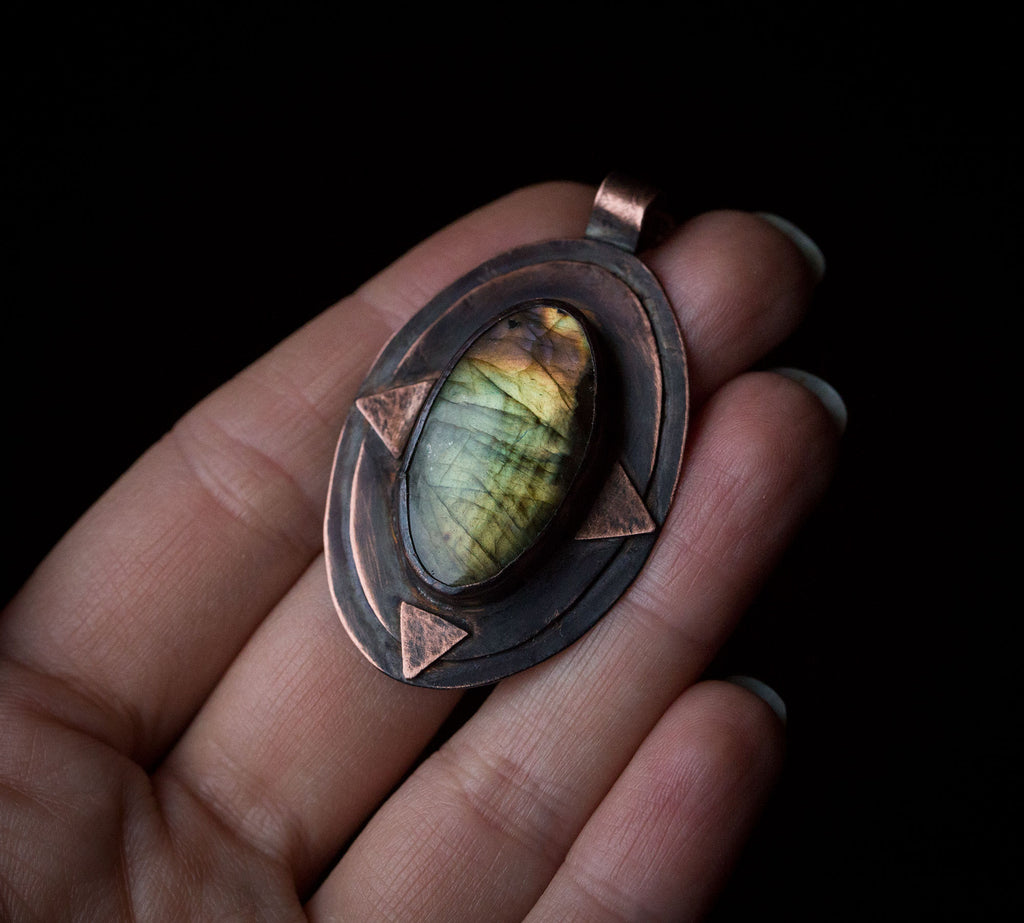 Miedziany wisior z zielonym labradorytem i trójkątami