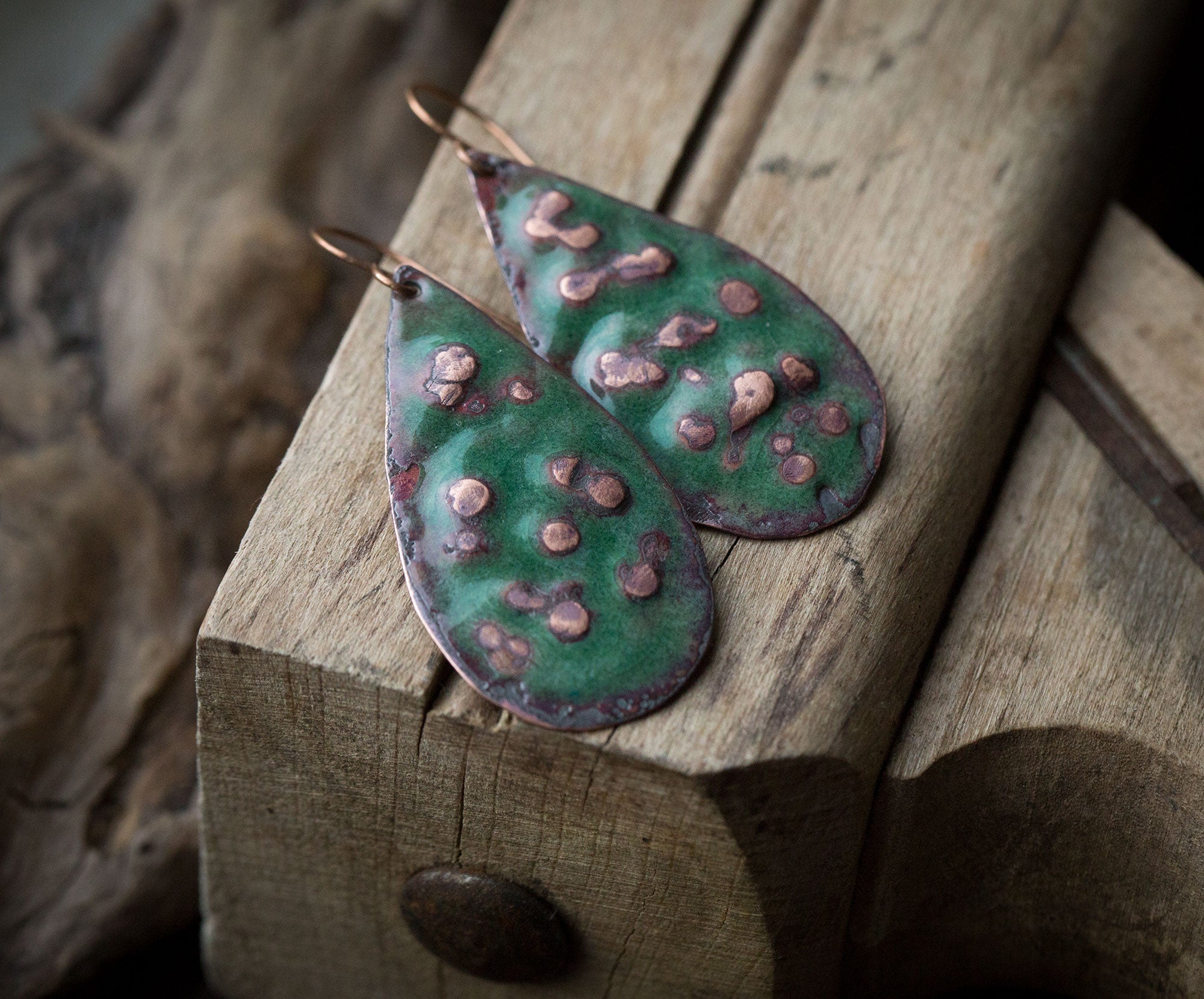 Zielone kolczyki z fakturą i szklaną emalią