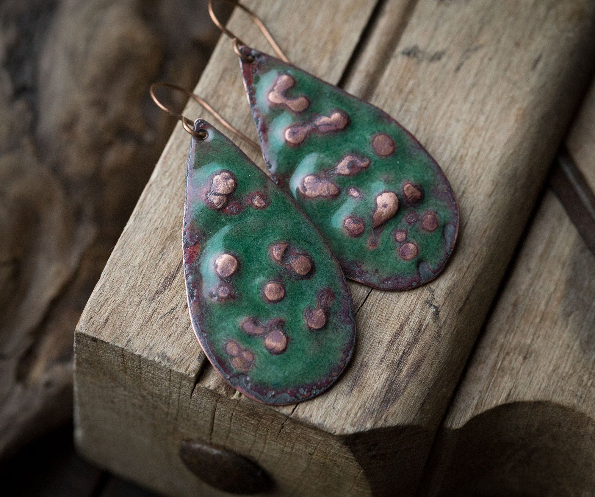 Zielone kolczyki z fakturą i szklaną emalią