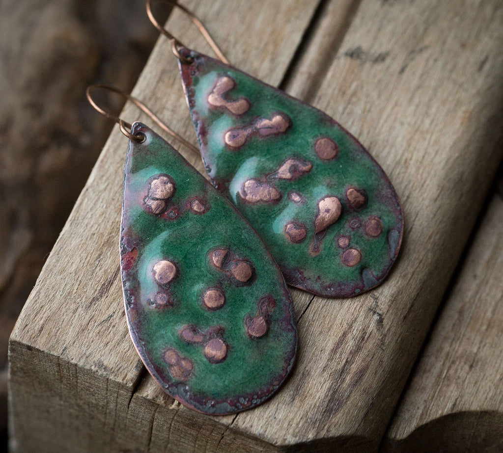 Zielone kolczyki z fakturą i szklaną emalią