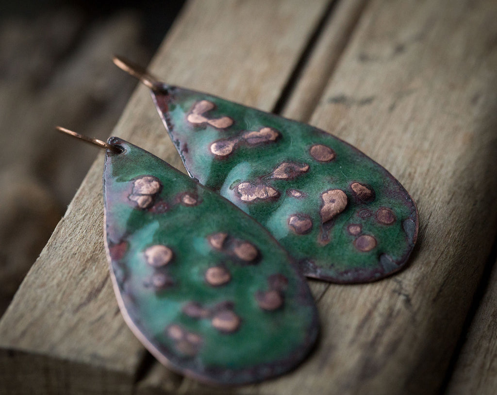 Zielone kolczyki z fakturą i szklaną emalią