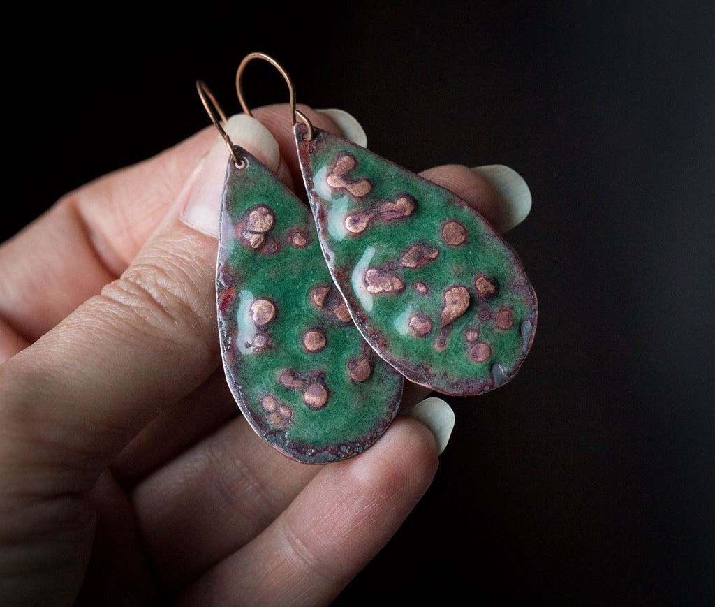 Zielone kolczyki z fakturą i szklaną emalią