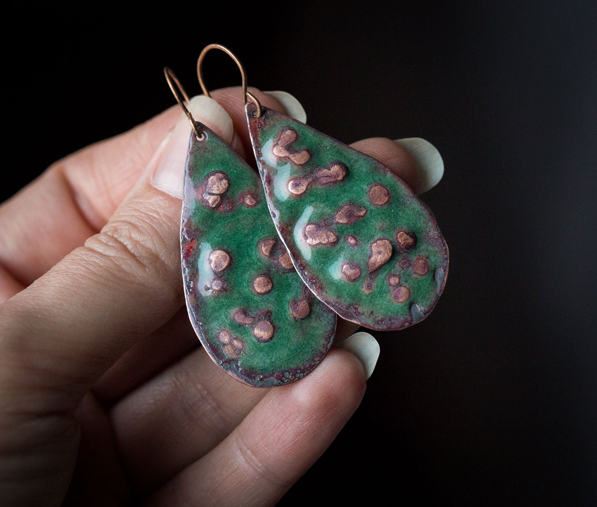 Zielone kolczyki z fakturą i szklaną emalią