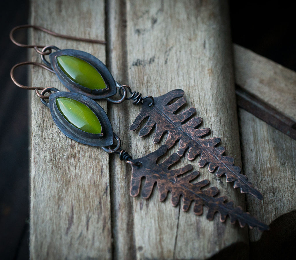 Leśne paprocie kolczyki, długie miedziane liście paproci z zielonym kocim okiem