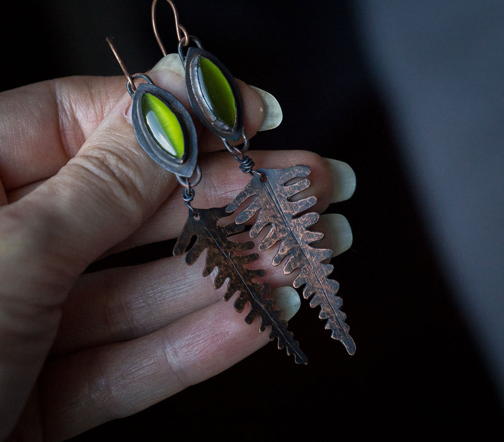 Leśne paprocie kolczyki, długie miedziane liście paproci z zielonym kocim okiem