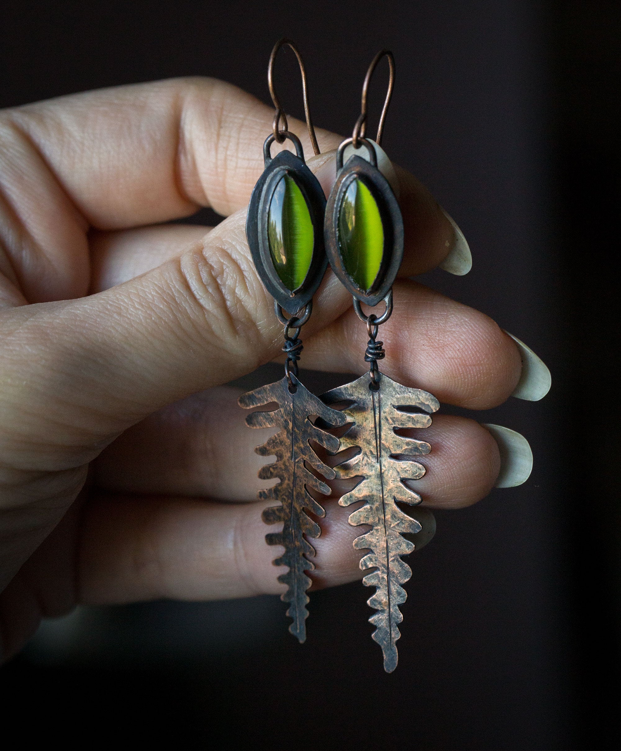 Leśne paprocie kolczyki, długie miedziane liście paproci z zielonym kocim okiem