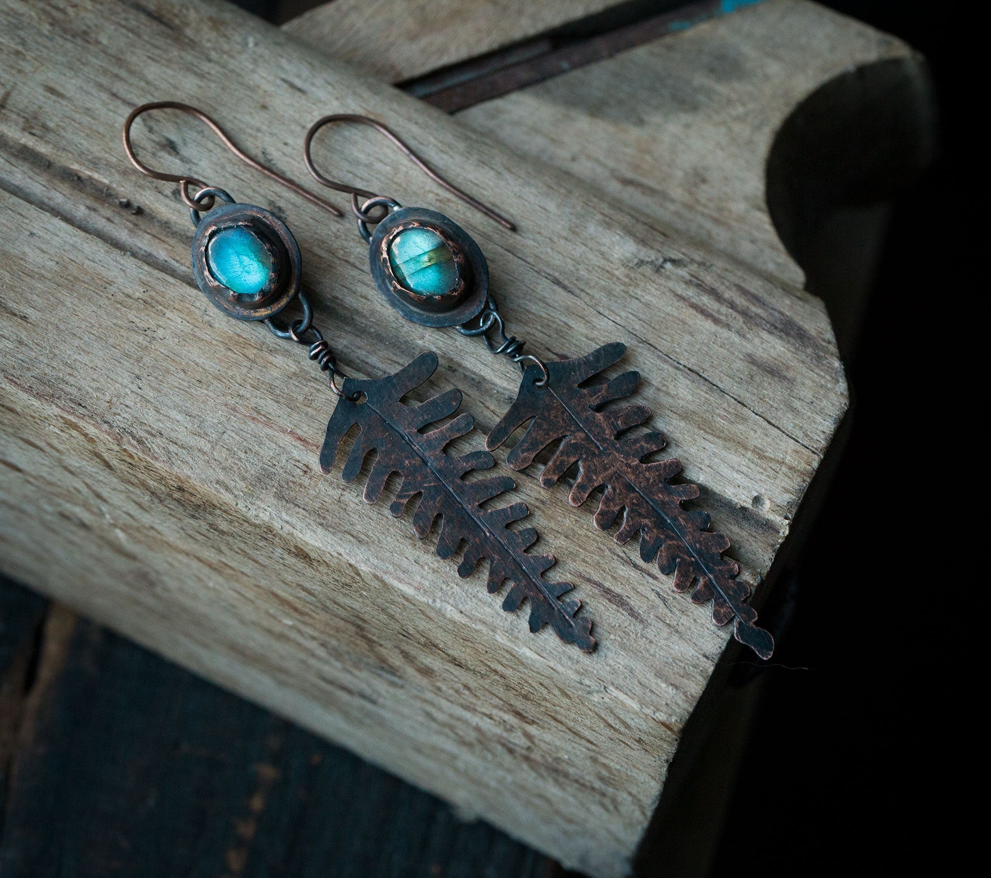 Leśne paprocie kolczyki, długie miedziane liście paproci z turkusowym labradorytem